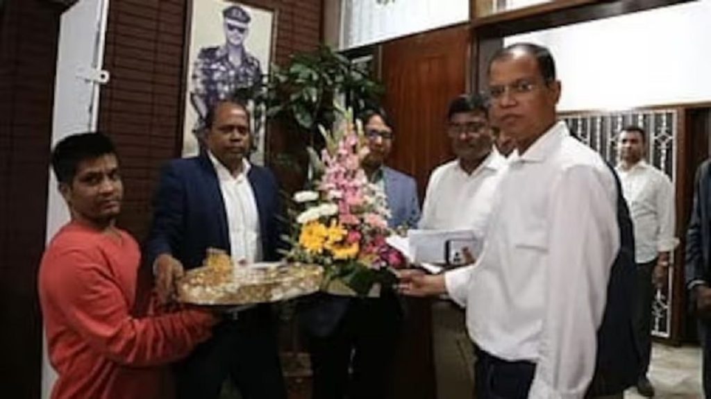 ममता ‘दीदी’ की ओर से तारिक रहमान ‘भाई’ को मिठाई और फूल