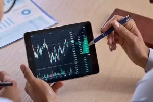 IT stocks saw heavy selling, market fell 1.3%, pressure persisted throughout the week! The Indian stock market witnessed a sharp decline on Friday, with major indices closing down by around 1.3%. The biggest reason for the decline was heavy selling in the IT sector, which was further fueled by news of uncertainty related to Artificial Intelligence (AI) and job losses in the US. A "risk-off" environment prevailed throughout the day and investors booked profits rapidly. The NSE Nifty fell 336.10 points to close at 25,471.10, while the BSE Sensex fell 1,048.16 points to 82,626.76. Both major indices remained under pressure throughout the week, recording a decline of over 1%.1