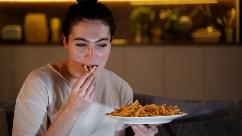 सेहत के लिए हानिकारक आधी रात में भोजन करना, मोटापा-तनाव की बनता है वजह