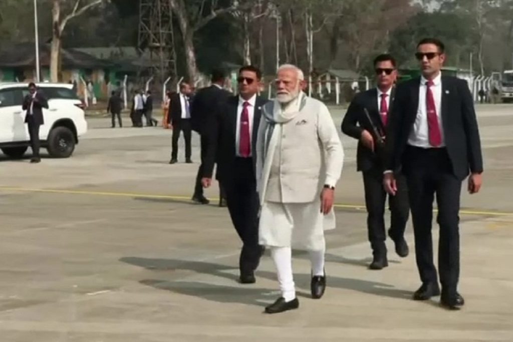 आसाम: आपातकालीन लैंडिंग सुविधा केंद्र पर उतरे प्रधानमंत्री मोदी