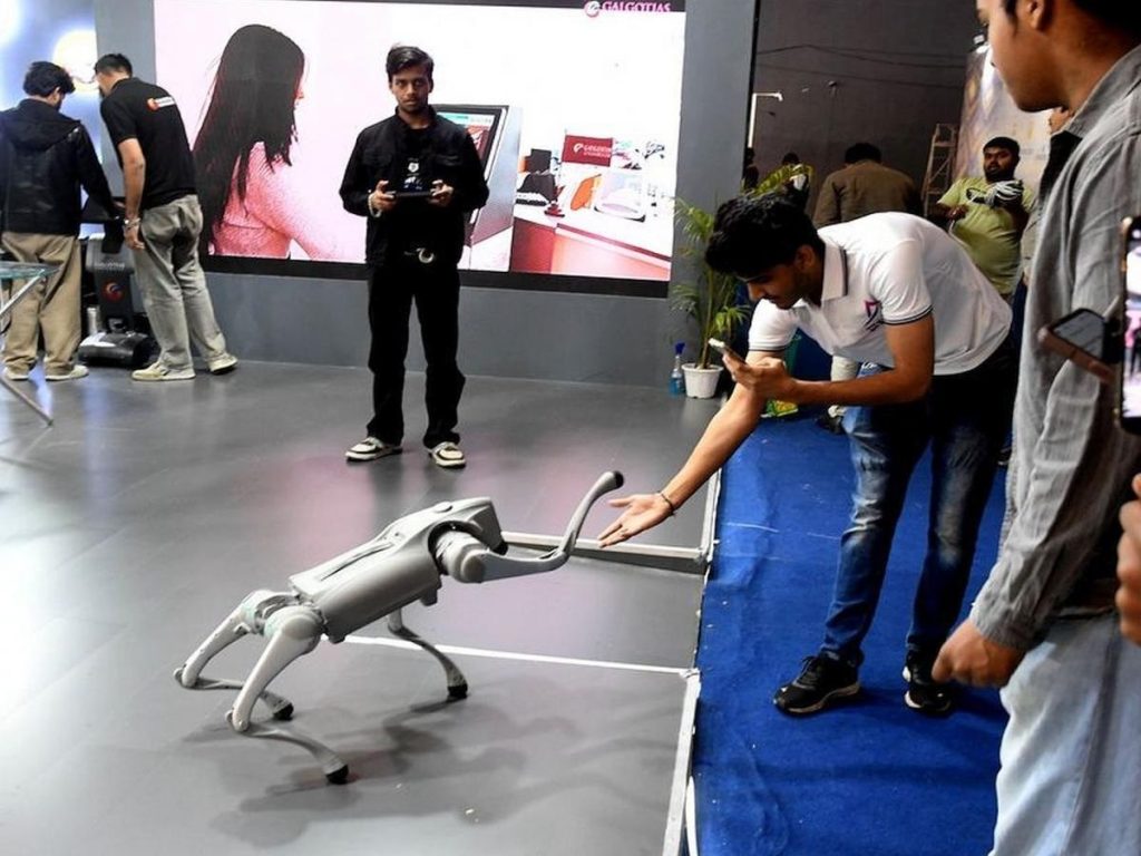 इंडिया AI इम्पैक्ट समिट में गलगोटियास यूनिवर्सिटी ने रखा चीनी रोबोडॉग; अपना विकसित उत्पाद बताने पर हुआ हंगामा