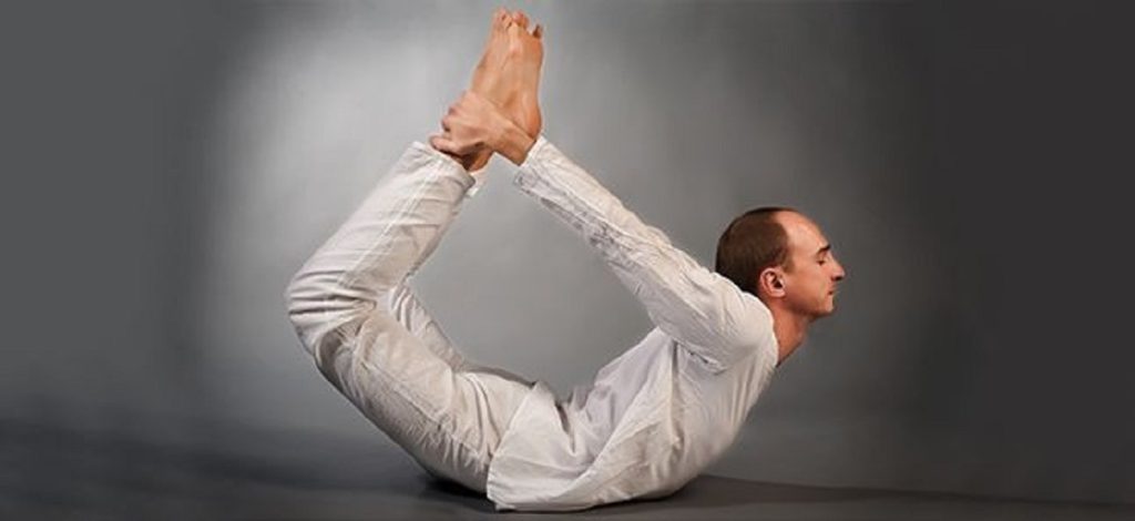 रीढ़ की हड्डी मजबूत, पाचन बेहतर और तनाव दूर करने में कारगर ‘सरल धनुरासन’