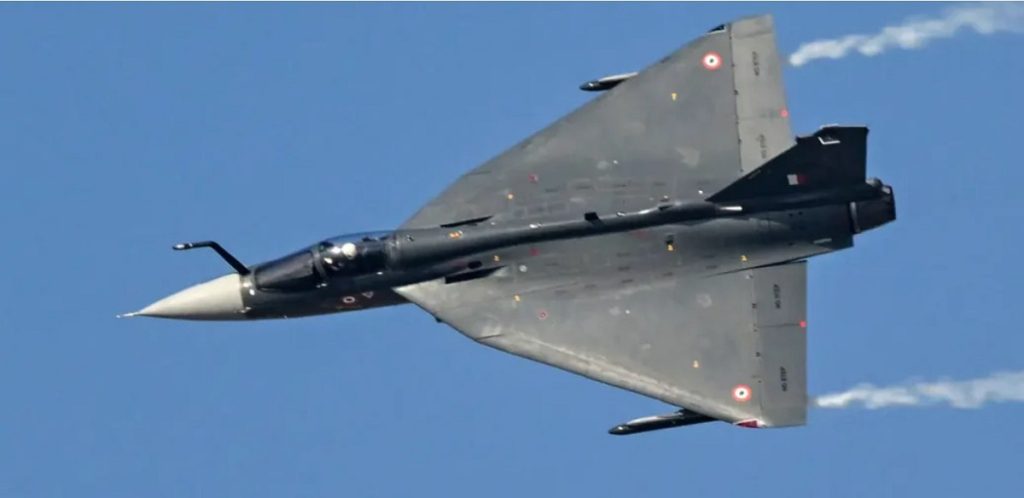 फिर एक बार तेजस हुआ हादसे का शिकार, पायलट सुरक्षित