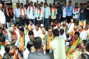 BJP-Stages-Vigorous-Protest-at-Vasai-Virar-Corporation-Over-Protocol-Violation-Action-Taken-Against-Engineers!