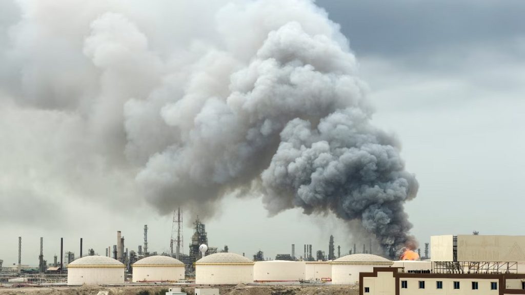 बहरीन की बापको रिफाइनरी पर ईरान का हमला, 32 घायल