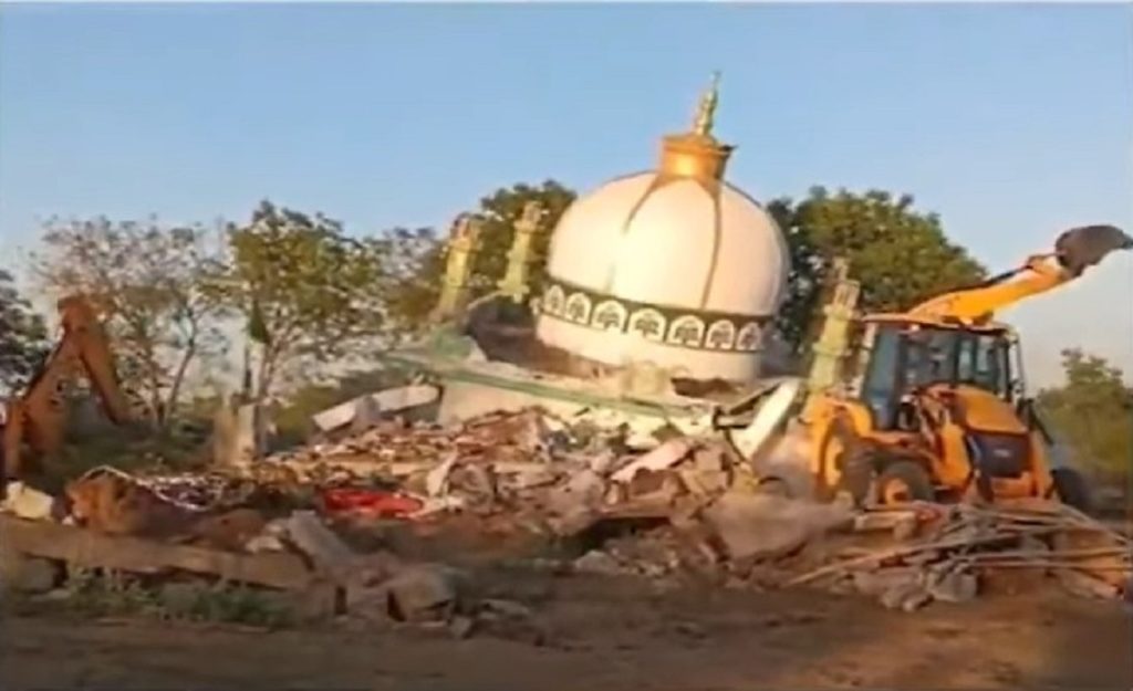 गुजरात: गौचर जमीन पर बनाया था अवैध दरगाह, सरकार की बुलडोजर कार्रवाई