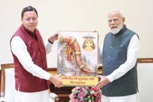 CM-Dhami-Meets-PM-Modi-Presents-Replica-of-Maa-Surkanda-Devi!