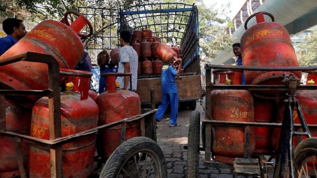 घरेलू LPG 60 रुपये महंगी, कमर्शियल सिलेंडर पर 115 रुपये की बढ़ोतरी