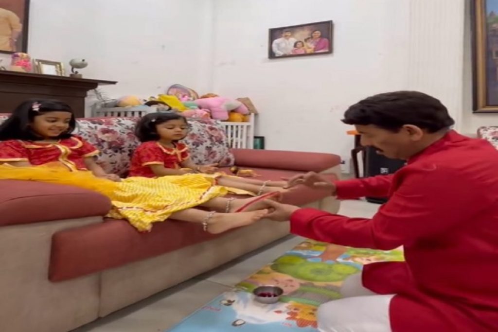 मनोज तिवारी ने बेटियों संग मनाई दुर्गा अष्टमी, दिखा कन्या पूजन का भावुक पल!