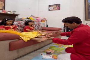 Manoj-Tiwari-Celebrates-Durga-Ashtami-with-His-Daughters-An-Emotional-Moment-of-Kanya-Pujan-Captured!