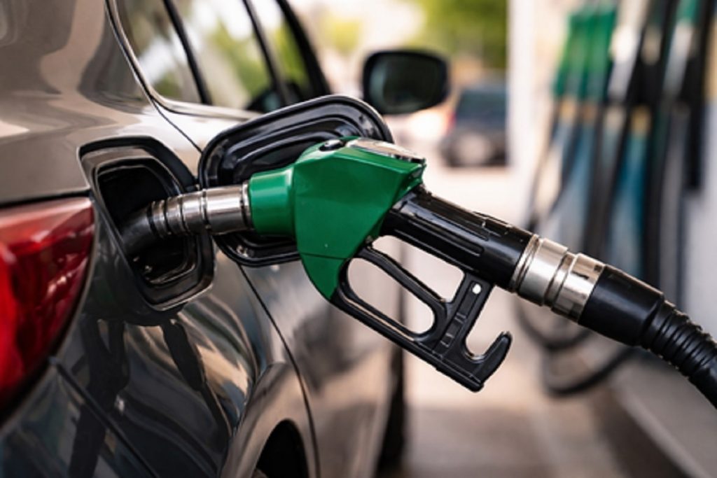पेट्रोल-डीजल के दाम में 3 रुपये की बढ़ोतरी, CNG भी 2 रुपये महंगी