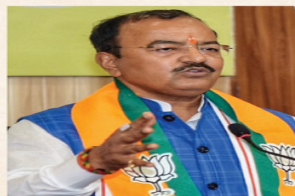 उड़ान के दौरान हेलीकॉप्टर में धुआं, डिप्टी सीएम केशव मौर्य सुरक्षित उतारे गए!