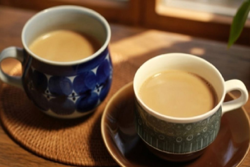 सुबह नाश्ते में चाय-बिस्किट या नमकीन? जानिए सेहत से कैसे खिलवाड़!