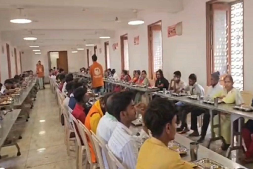 काशी विश्वनाथ मंदिर में ईंधन कमी नहीं, श्रद्धालुओं को मिलता प्रसाद लगातार!