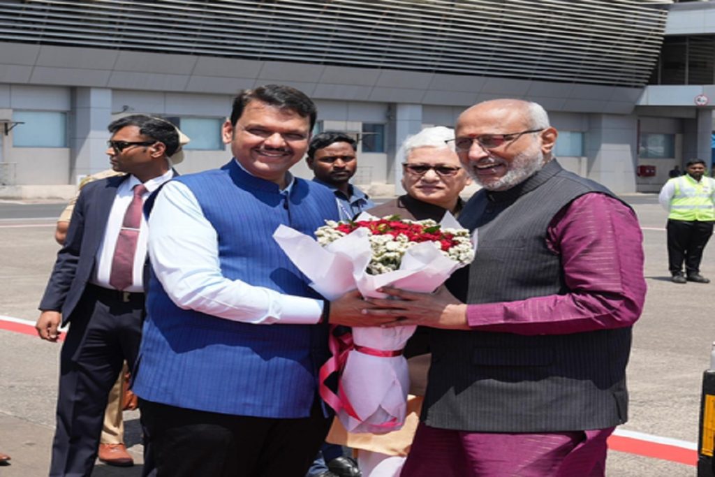 मुंबई पहुंचे उपराष्ट्रपति सीपी राधाकृष्णन, एयरपोर्ट पर सीएम फडणवीस ने किया स्वागत!