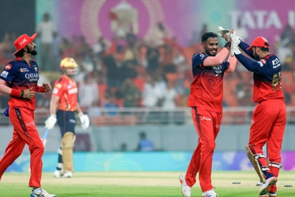 IPL 2026: आरसीबी को लगा झटका, तेज गेंदबाज निजी कारण से लीग से हुए बाहर