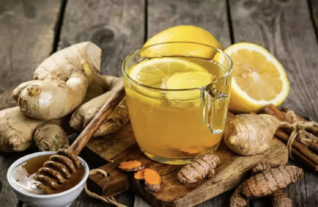 जोड़ों में दर्द से हैं परेशान तो लहसुन, अदरक और नींबू से बनाएं नेचुरल डिटॉक्स ड्रिंक