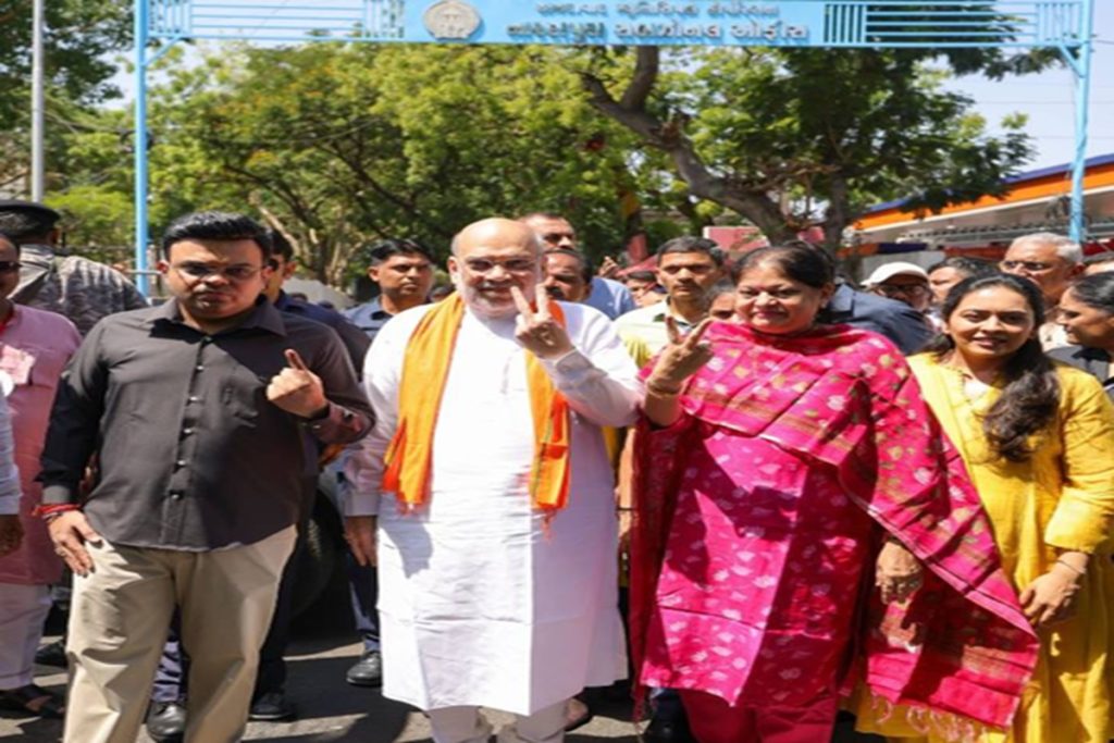 गुजरात निकाय चुनाव में अमित शाह, जय शाह ने मतदान किया!