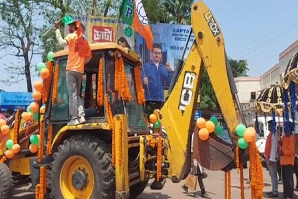 बंगाल चुनाव: बुलडोजर पर सवार भाजपा उम्मीदवार नामांकन दाखिल करने पहुंचे!