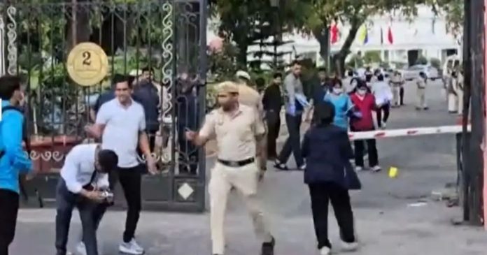 Delhi Assembly: Car broke into the gate, driver absconds with vehicle