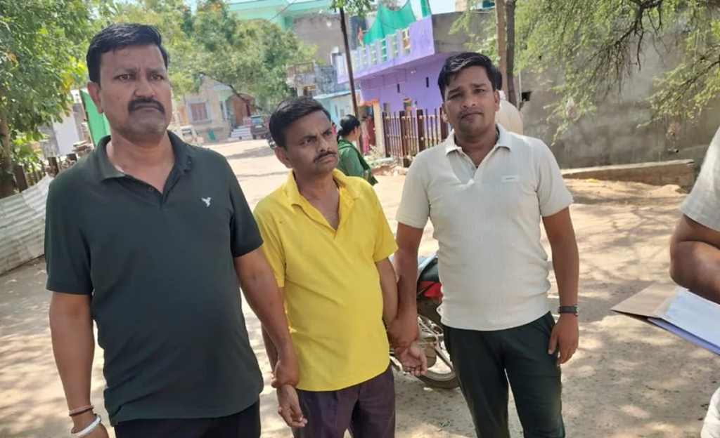 अपने ही विभाग के निलंबित बाबू से 60 की रिश्वत लेते बाबू रंगेहाथ गिरफ्तार