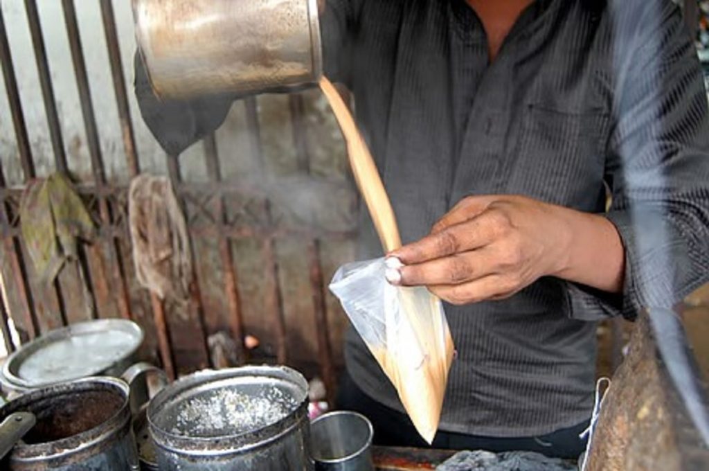 पन्नी पर खाना खाने से होता है माइक्रोप्लास्टिक का खतरा