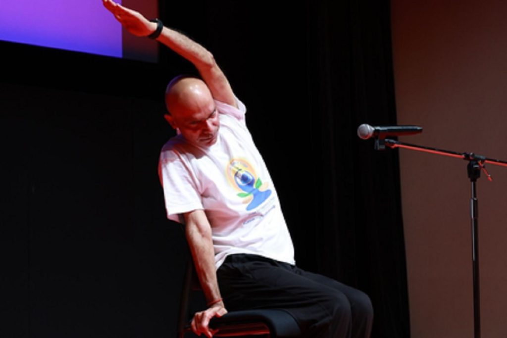 कुर्सी योग से बढ़ती उम्र में जोड़ों दर्द और कमजोरी दूर, सावधानी भी जरूरी!