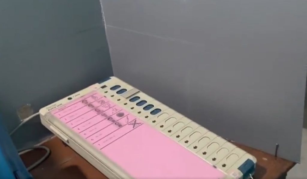 फाल्टा में EVM से छेड़छाड़; भाजपा के बटन पर लगाई थी टेप