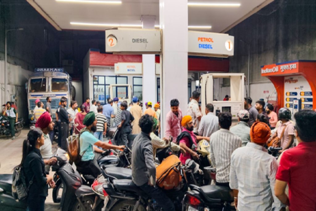 अमेरिका यूएई ऑस्ट्रेलिया पाकिस्तान में ईंधन कीमतें बढ़ीं, भारत स्थिर रहीं! 