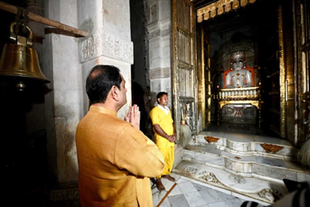 गौतम अडानी ने अक्षय तृतीया पर तरंगा जैन मंदिर में पूजा की