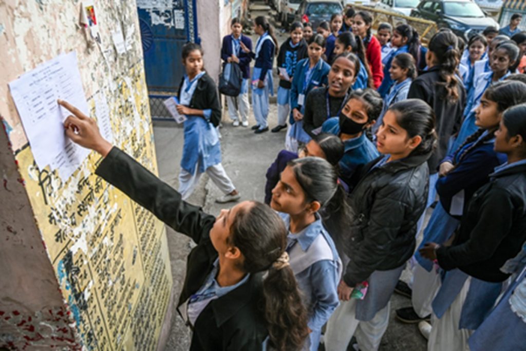 यूपी बोर्ड रिजल्ट में लड़कियां अव्वल, 10वीं-12वीं टॉपर्स ने मारी बाजी!