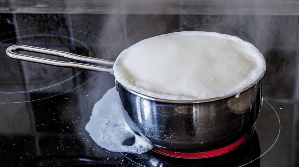 किचन के बर्तन भी तय करते हैं सेहत, जानें दूध उबालने में सही विकल्प चुनना क्यों हैं जरूरी