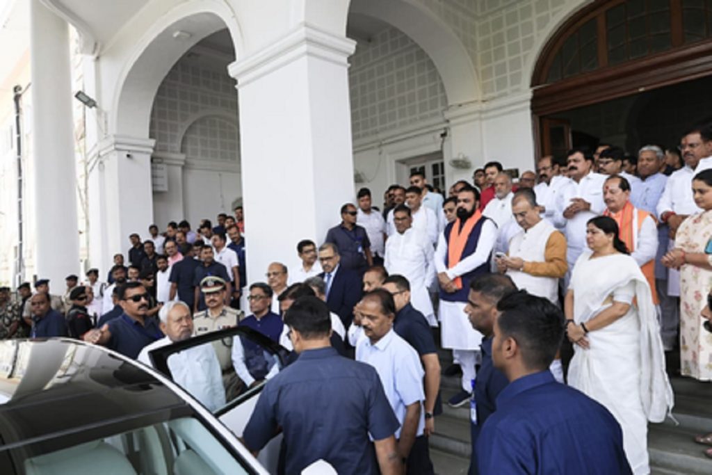 नीतीश कुमार ने मंत्रिमंडल भंग किया, बिहार के मुख्यमंत्री पद से देंगे इस्तीफा