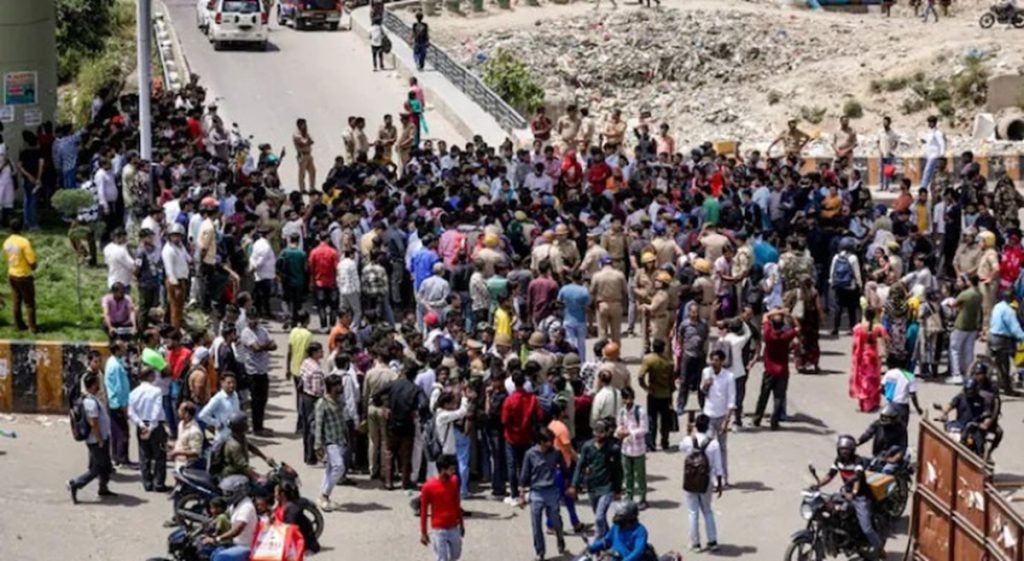 नोएडा श्रमिक प्रदर्शन: हिंसक आंदोलन में शामिल 300 गिरफ्तार, वार्ता जारी