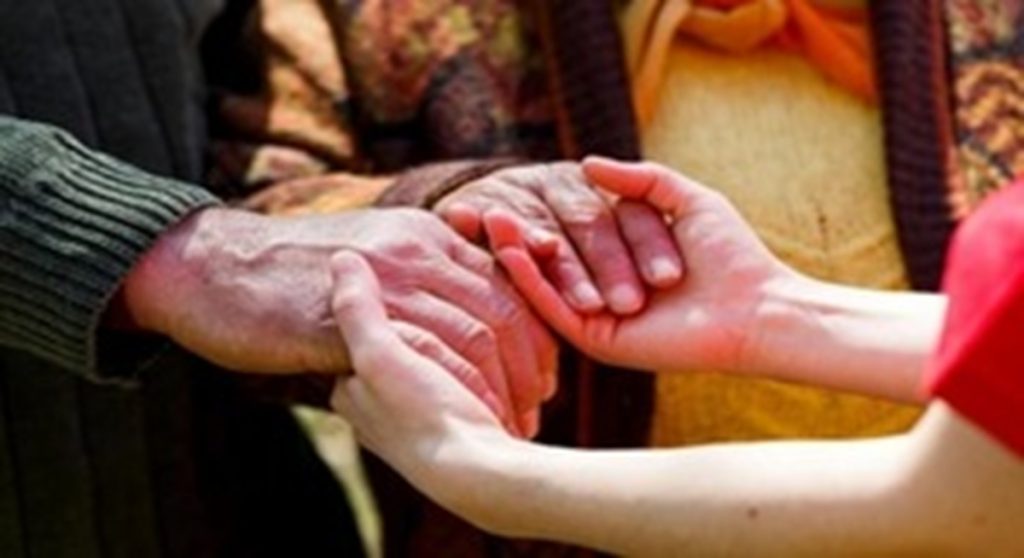 हाथों में कंपकंपी से मांसपेशियों में जकड़न तक, ‘पार्किंसन’ के शुरुआती लक्षणों को समय रहते पहचानना जरूरी