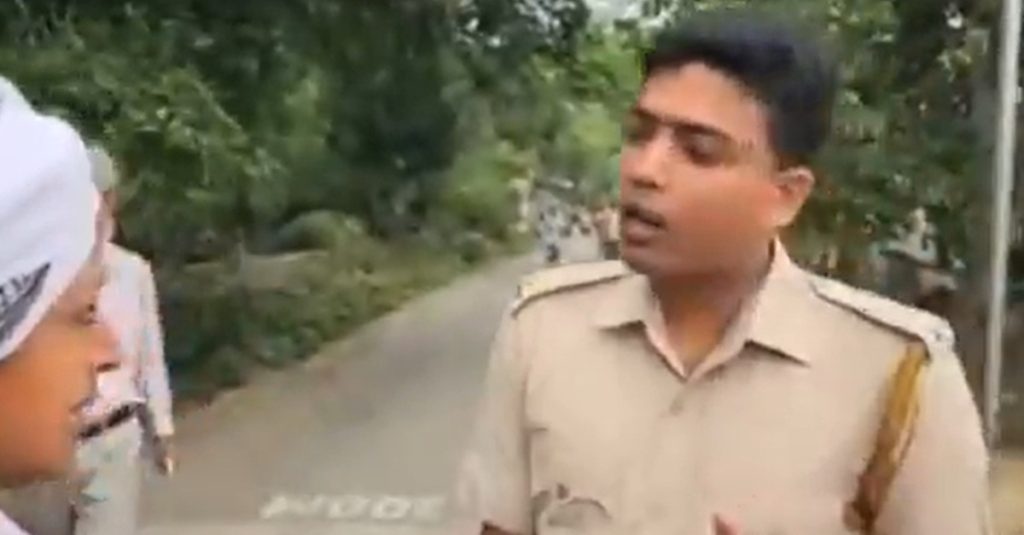 तृणमूल को वोट देने को कहने वाले पुलिसकर्मी को नागरिकों ने सुनाया