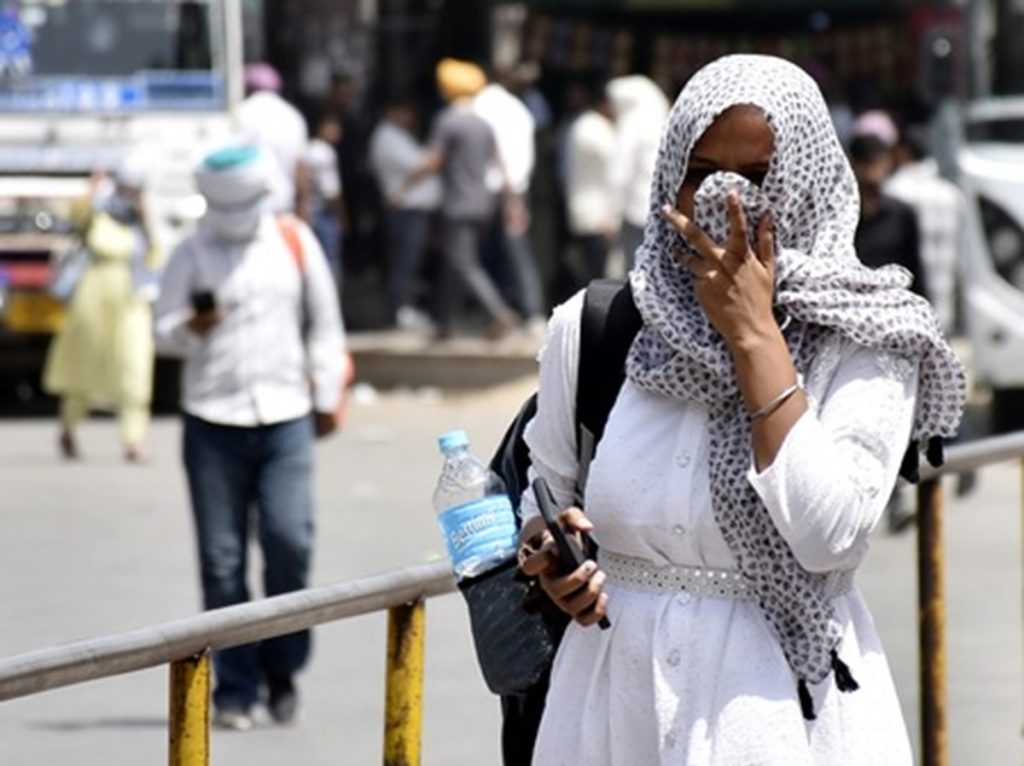 भीषण गर्मी से बिगड़ सकती है आपकी सेहत, खुद को ऐसे रखें सुरक्षित