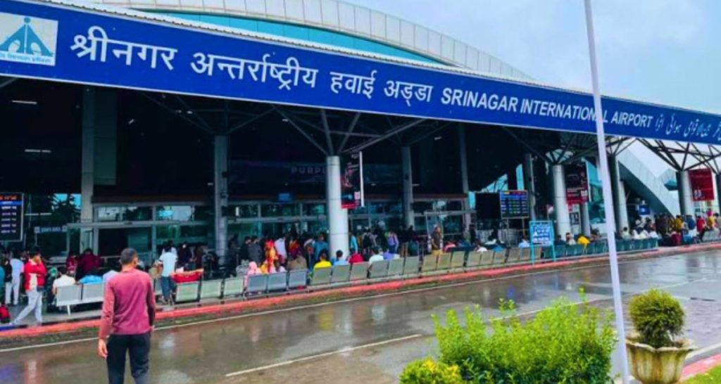 दो अमेरिकी नागरिकों से मिले सैटेलाइट फोन, श्रीनगर एयरपोर्ट पर हड़कंप