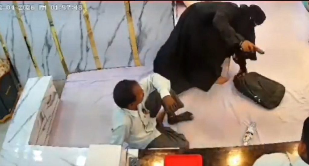 अयोध्या में दिनदहाड़े लूट: बुर्कानशी महिला ने ज्वेलरी शॉप में तानी बंदूक