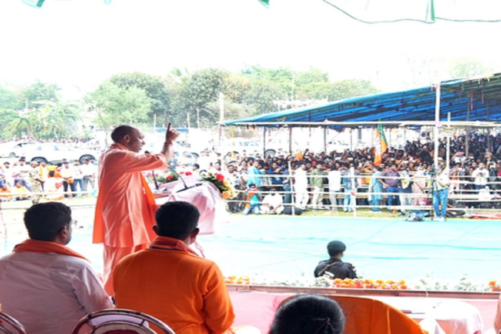 पश्चिम बंगाल में गरजे योगी, भाजपा आई तो गुंडे झाड़ू लगाएंगे