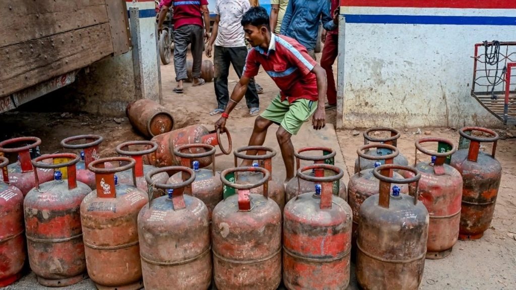भारत में LPG घरेलू उत्पादन एक महीने में 40% से बढ़कर करीब 60% हुआ