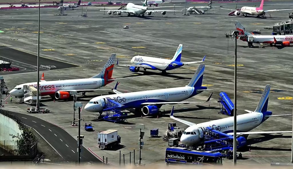 एयर इंडिया, इंडिगो द्वारा घरेलू उड़ानों में कटौती