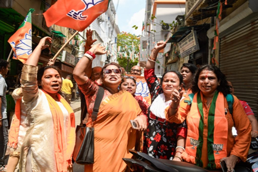 भाजपा का ‘जय मां काली’ सुपरहिट, टीएमसी का ‘हृदय माछे काबा, नयन-ए-मदीना’ फुस्स!