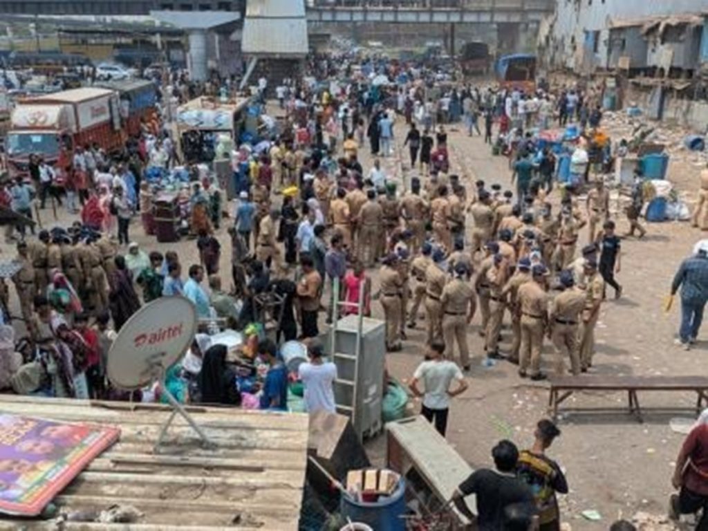वांद्रे के ‘गरीब नगर’ में अवैध निर्माणों पर बुलडोजर!