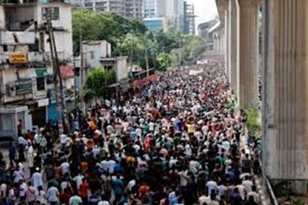 ईंधन संकट से जूझ रहा बांग्लादेश पर महंगाई और बेरोजगारी का खतरा