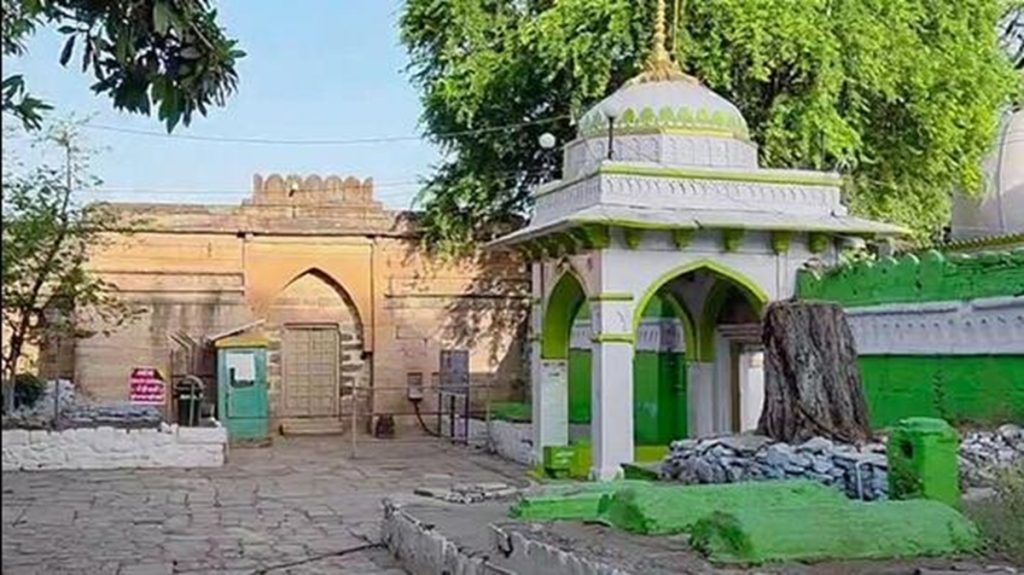 भोजशाला में पूजा-अर्चना शुरू; श्रद्धालुओं ने किया हनुमान चालीसा का पाठ