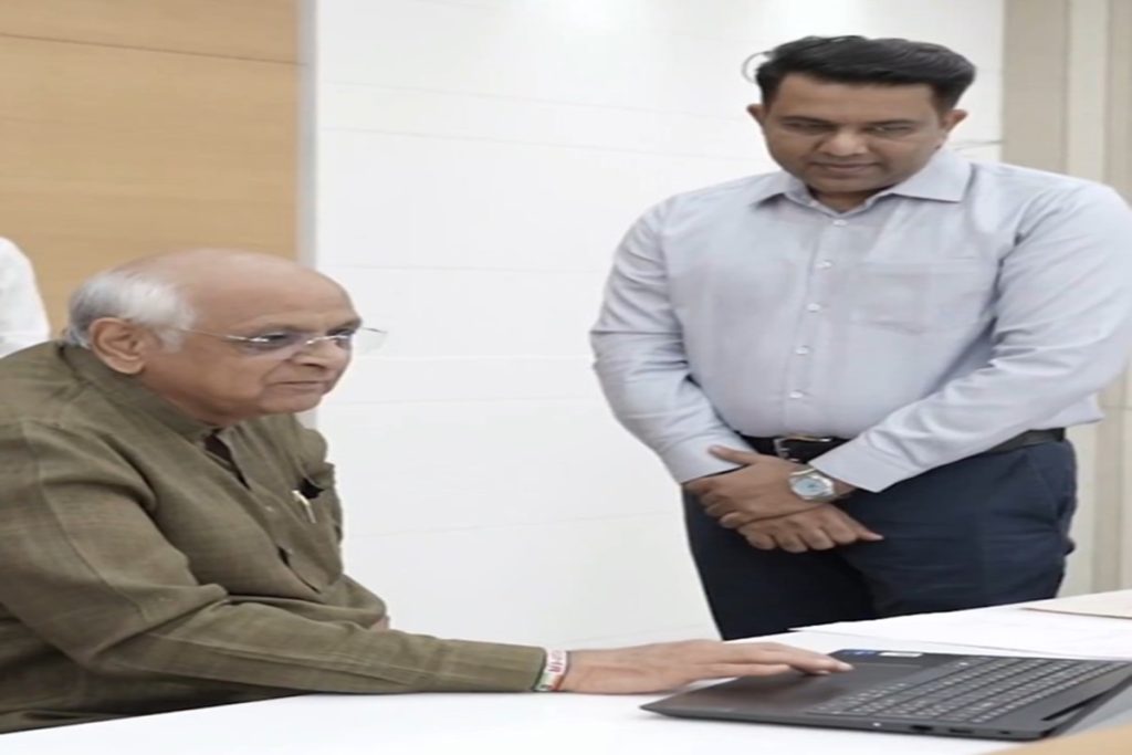 जनगणना-2027: गुजरात में स्व-गणना शुरू, मुख्यमंत्री भूपेंद्र पटेल ने खुद भरा फॉर्म!