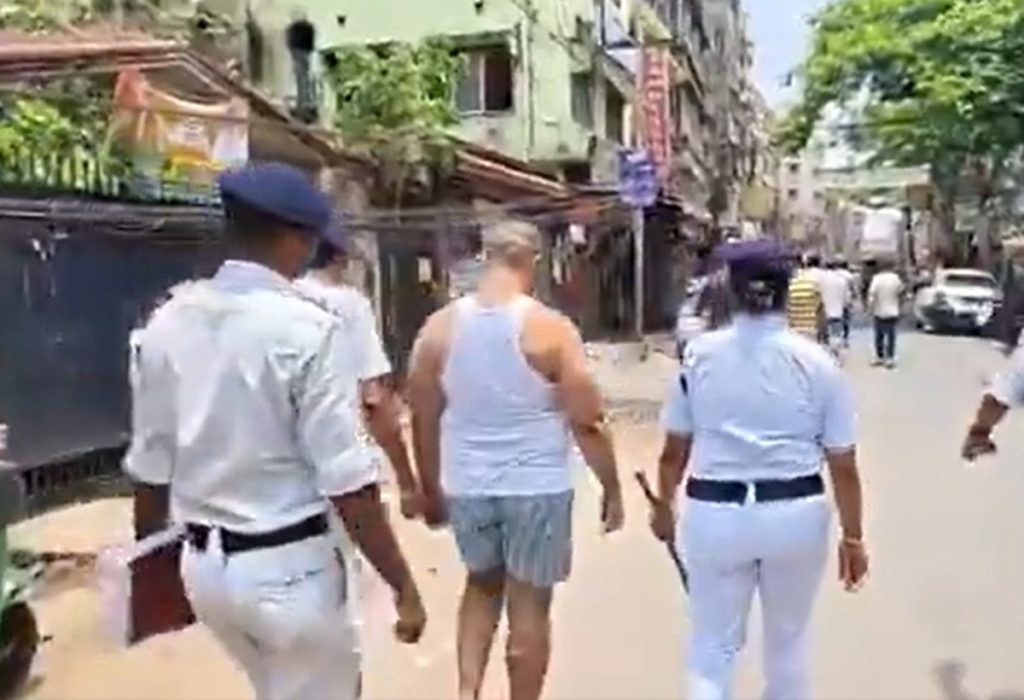 पश्चिम बंगाल पुलिस ने गैंगस्टर को चड्डे-बनियान में घुमाया