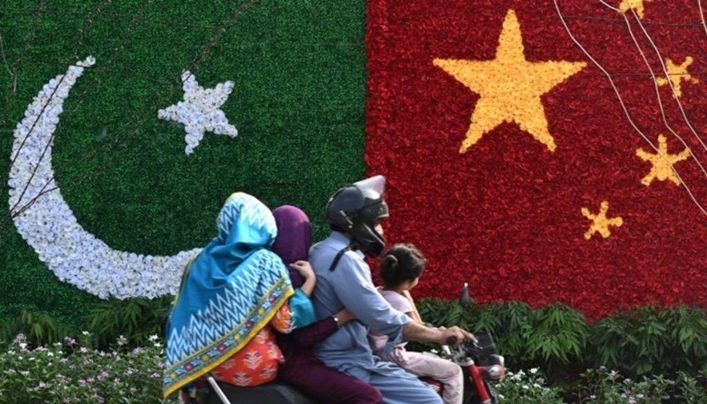 डॉलर संकट से जूझ रहा पाकिस्तान ने चीन के बाज़ार में युवान जुटाने के लिए तैयार