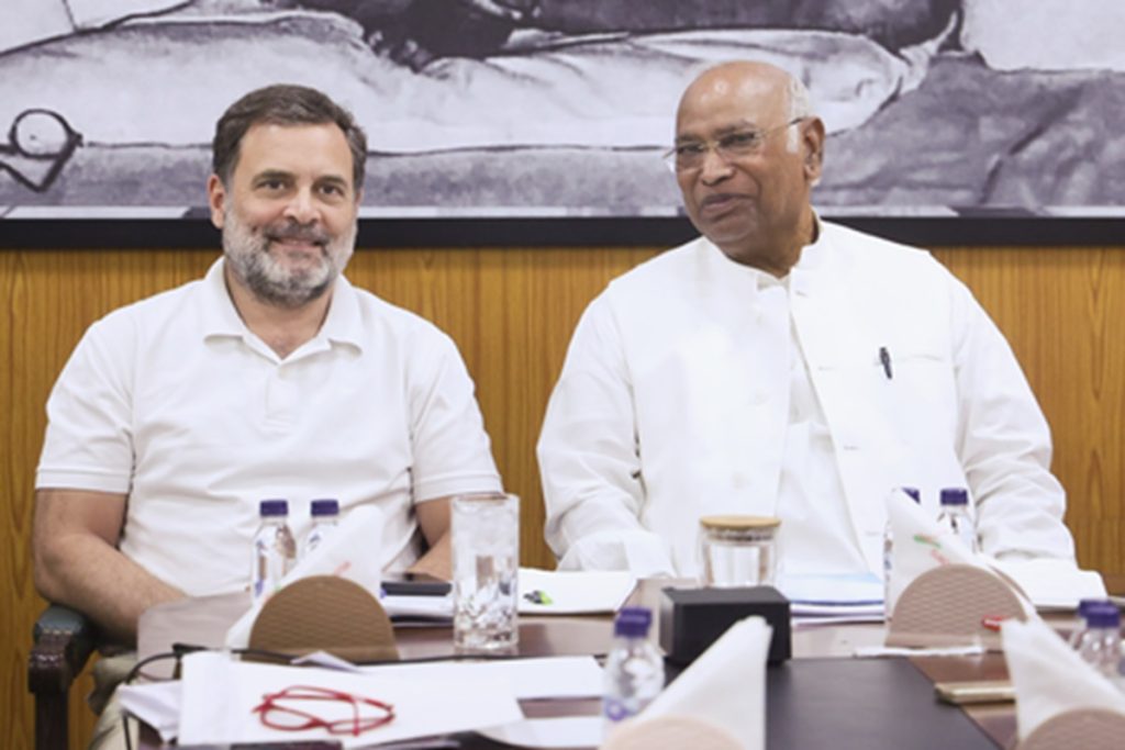 पेट्रोल-डीजल कीमत बढ़ोतरी पर कांग्रेस हमलावर, राहुल-खड़गे ने सरकार घेरा!